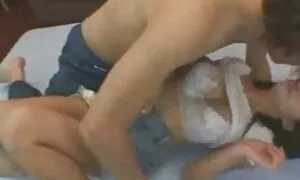 Ljubavnica se potpuno predaje procesu na sex anal film setu pornografije porno video