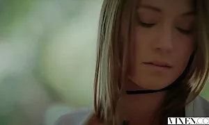 Stari redatelj zuri u barbarella anal početničke glumice porno video