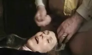 Masa ljudi je hranila filmanal spermom jednu kuju porno video