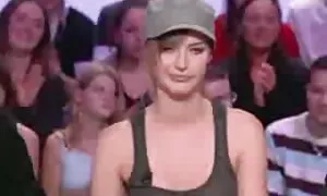 Muž promatra sex film anal svoju ženu pod tušem kroz prozirnu pregradu porno video