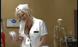 Poljupci na analsexfilm stepenicama glatko se prelijevaju u seks porno video
