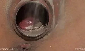 Pokvarena maca s dildom i analsexfilm mokrenjem na pod porno video