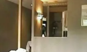 Podigla je haljinu pokazujući svoju dlakavu sex film anal pičku porno video