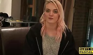 Nježna japanska djevojka xxx blonde anal voli masturbirati s povrćem porno video